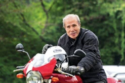 Arai Quantum-X Steel Helmet -Motorcycle Helmet Store arai quantum x helmet on rider 33802.1681362841